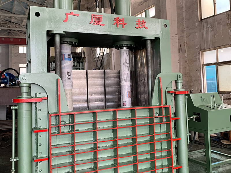 Vertical hydraulic baler
